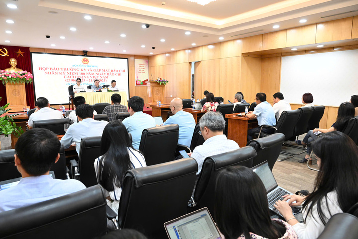 Lãnh đạo Bộ Công Thương trao đổi với phóng viên về vấn đề xăng dầu