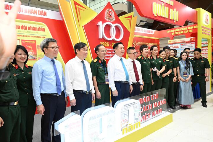 Các đại biểu chụp ảnh lưu niệm khi tham quan khu trưng bày khối Báo chí Quân đội.