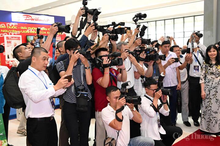 Đội ngũ phóng viên, nhà báo luôn sẵn sàng tác nghiệp tại Hội báo.