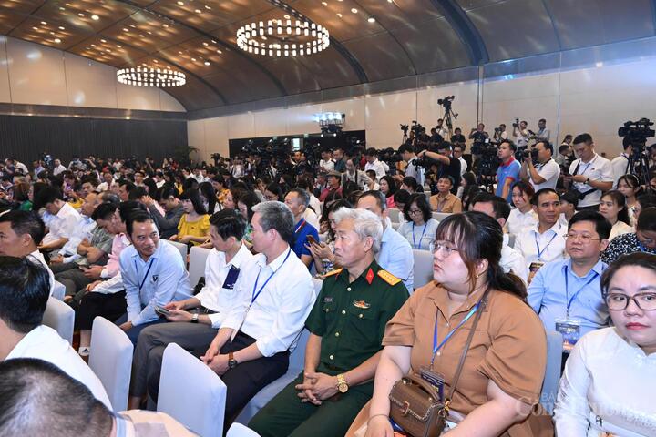 Hội báo toàn quốc 2025 thu hút sự quan tâm của đông đảo bạn đọc cả nước.