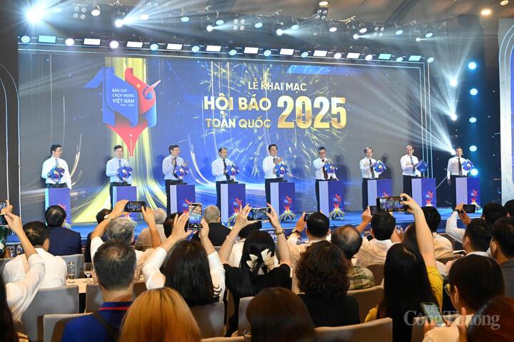 Các đại biểu thực hiện nghi thức khai mạc Hội Báo toàn quốc 2025.