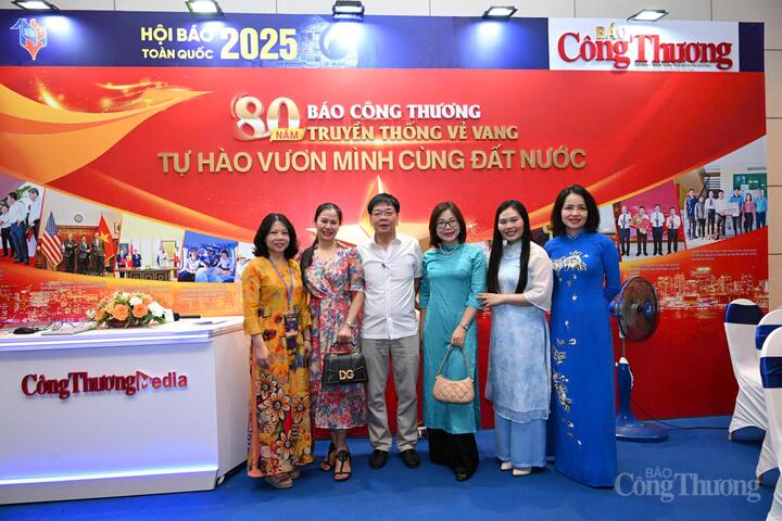 Hội báo năm nay quy tụ hơn 120 đơn vị báo chí Trung ương và địa phương tham gia, với gần 130 gian trưng bày báo chí đặc sắc của những tờ báo, tạp chí. Báo Công Thương là 1 trong những đơn vị báo chí góp mặt tại Hội báo năm nay.