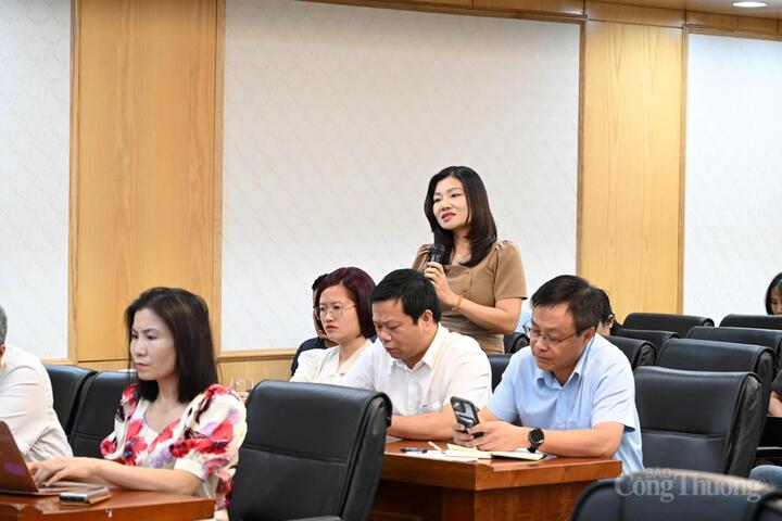 Các phóng viên, nhà báo đặt câu hỏi cho các đơn vị thuộc Bộ. Ảnh: Cấn Dũng