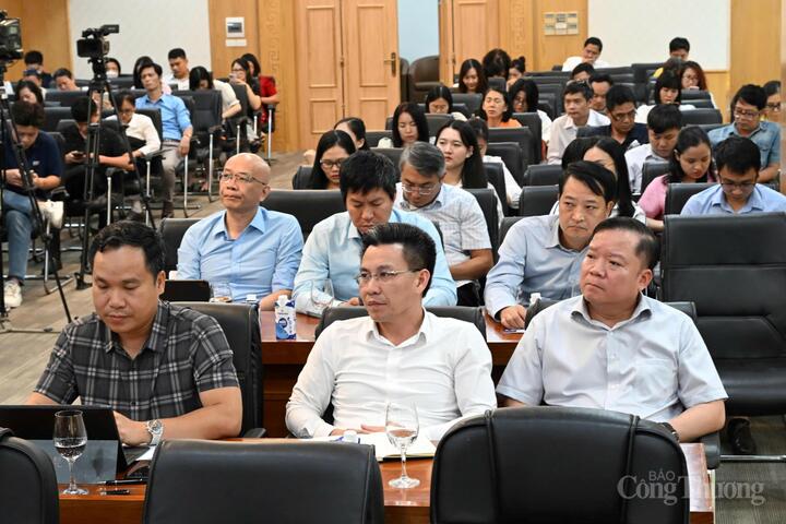Lãnh đạo các đơn vị thuộc Bộ Công Thương tham dự họp báo. Ảnh: Cấn Dũng