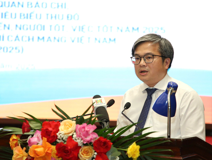 Phó Chủ tịch UBND TP. Hà Nội Trương Việt Dũng thông tin về tình hình thực hiện Kế hoạch phát triển kinh tế - xã hội 6 tháng đầu năm, nhiệm vụ trọng tâm 6 tháng cuối năm 2025. Ảnh: Trung Nguyên