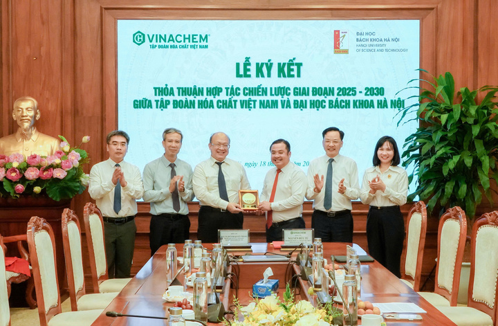 Tập đoàn Hóa chất Việt Nam và Trường Đại học Bách khoa trao quà lưu niệm tại Lễ ký kết