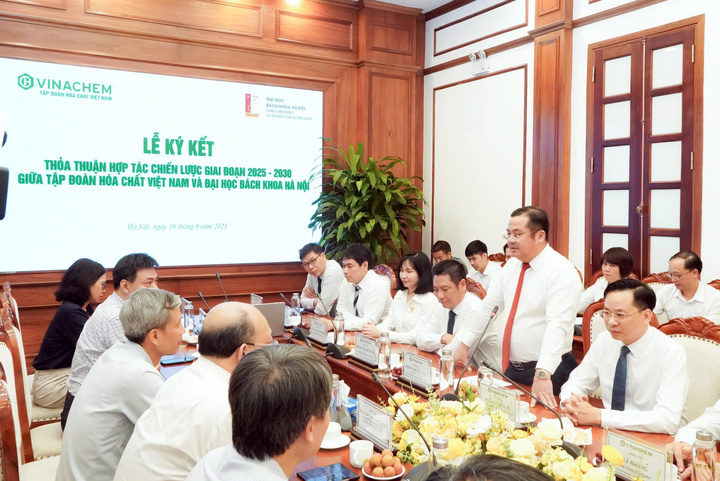 Ông Phùng Quang Hiệp - Chủ tịch HĐTV Tập đoàn Hóa chất Việt Nam phát biểu tại Lễ ký kết