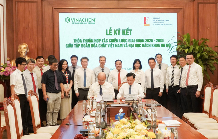 Ông Nguyễn Hữu Tú - Tổng giám đốc Tập đoàn và PGS.TS. Huỳnh Quyết Thắng - Giám đốc Đại học Bách khoa Hà Nội ký Thỏa thuận Hợp tác chiến lược giai đoạn 2025-2030 giữa 2 đơn vị.