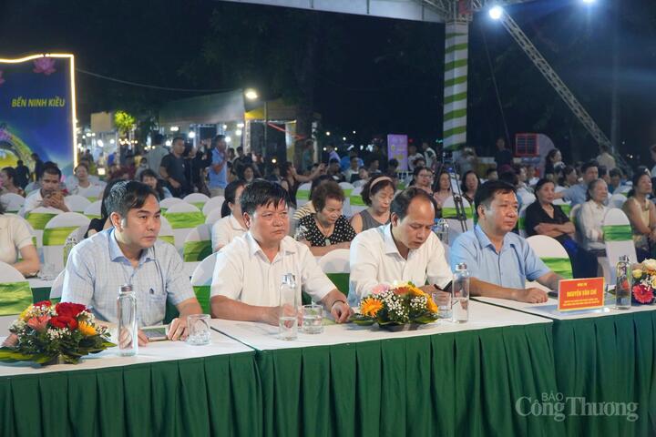 Các đại biểu tham dự lễ khai mạc.