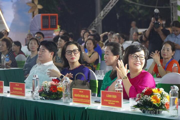 Các đại biểu tham dự lễ khai mạc.