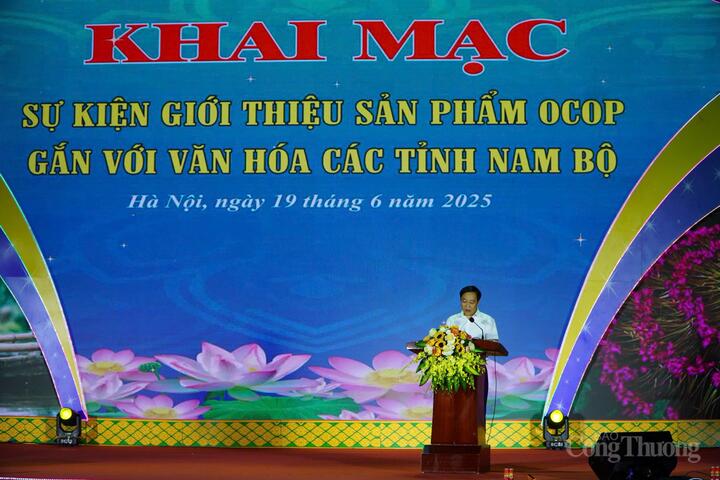 Ông Ngọ Văn Ngôn, Phó Chánh chuyên trách Văn phòng điều phối chương trình Nông thôn mới Thành phố Hà Nội phát biểu khai mạc sự kiện.