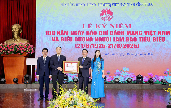 Bí thư Tỉnh ủy Vĩnh Phúc Đặng Xuân Phong trao Huân chương Lao động hạng Ba cho Hội nhà báo tỉnh Vĩnh Phúc. Ảnh: Thu Thủy
