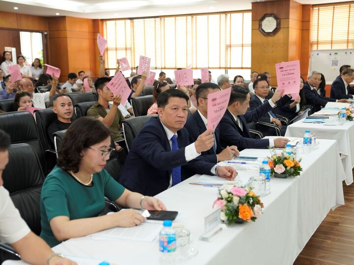 Các cổ đông biểu quyết thông qua một số nội dung của đại hội. Ảnh: Thu Hường