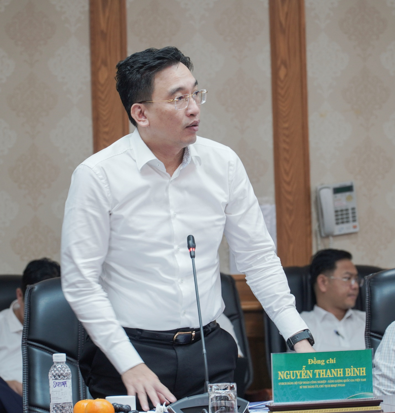 Đồng chí Nguyễn Thanh Bình, Bí thư Đảng ủy, Chủ tịch HĐQT PV GAS báo cáo tại buổi làm việc (Ảnh: PV GAS)