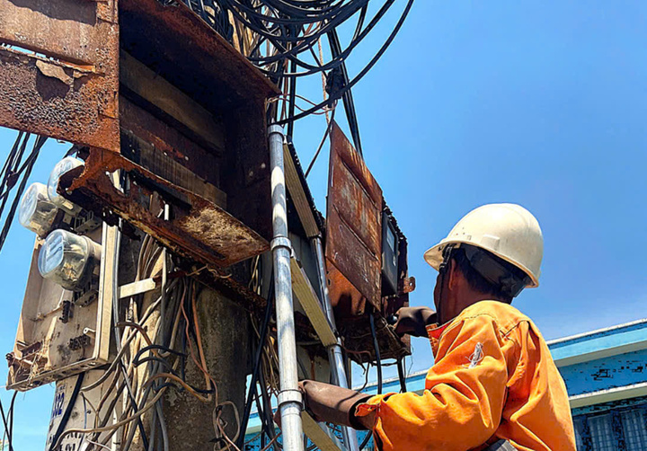 Trước khi được bàn giao, hầu hết là công tơ cơ đã sử dụng nhiều năm, thùng bảo vệ và nhiều công tơ đã hư hỏng; hành lang đường dây mất an toàn. (Ảnh: Ngọc Hậu)