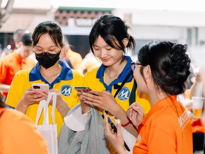 Cán bộ SHB hướng dẫn khách hàng mở tài khoản trực tuyến