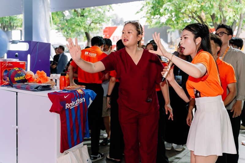 Người dân được tham gia các hoạt động nhận quà tại gian hàng SHB