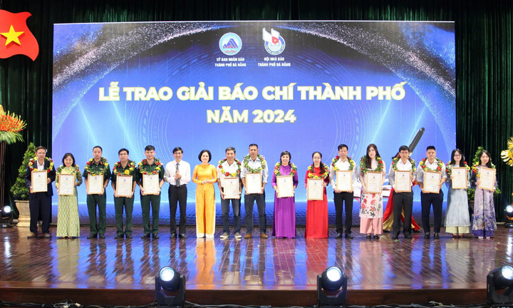 Trao giải báo chí Đà Nẵng cho các tập thể, cá nhân đoạt giải. Ảnh: Vũ Lê