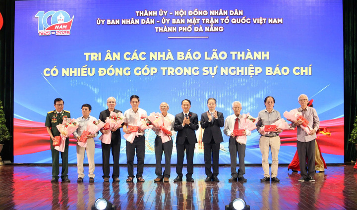 Thành phố Đà Nẵng tri ân các nhà báo lão thành. Ảnh: Vũ Lê