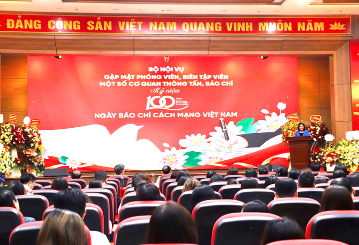 Bộ Nội vụ gặp mặt phóng viên, biên tập viên các cơ quan thông tấn, báo chí nhân dịp kỷ niệm 100 năm Ngày Báo chí cách mạng Việt Nam. Ảnh: Hoa Quỳnh