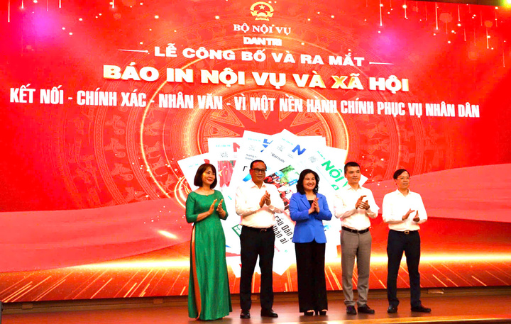 Bộ Nội vụ công bố và ra mắt Báo in Nội vụ và Xã hội. Ảnh: Hoa Quỳnh