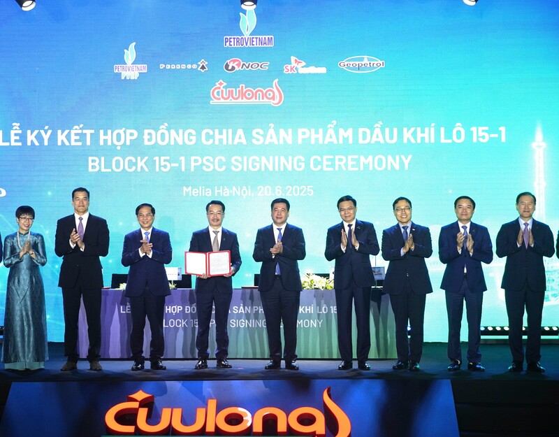 Phó Thủ tướng Bùi Thanh Sơn và Bộ trưởng Bộ Công Thương Nguyễn Hồng Diên cùng lãnh đạo Petrovietnam trao Hợp đồng phân chia dầu khí Lô 15 - 1 cho PVEP và các đối tác