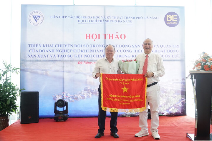 Hội Cơ khí thành phố Đà Nẵng nhận cờ thi đua của UBND thành phố Đà Nẵng. Ảnh: Vũ Lê