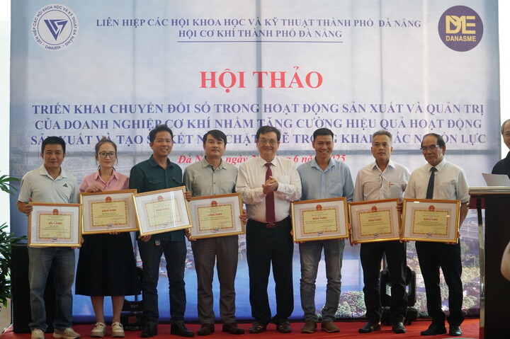 Ông Nguyễn Ngọc Chương, Chủ tịch Tổng Hội Cơ khí Việt Nam trao Bằng khen của Tổng hội cho 8 tập thể thuộc Hội Cơ khí Đà Nẵng