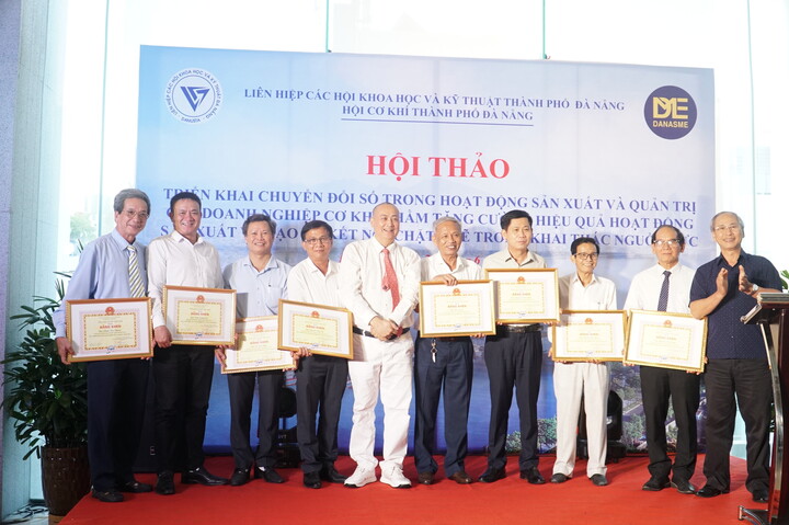 Ông Nguyễn Đình Chiến, Phó Chủ tịch Tổng hội Cơ khí Việt Nam, Chủ tịch Hội Cơ khí TP. Đà Nẵng trao Bằng khen của Tổng hội cho 8 cá nhân. Ảnh: Vũ Lê