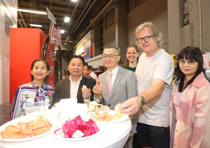 Lần đầu tiên vải thiều của Việt Nam quảng bá chính thức tại hệ thống phân phối của Đức. Ảnh: Thương vụ Việt Nam tại Đức