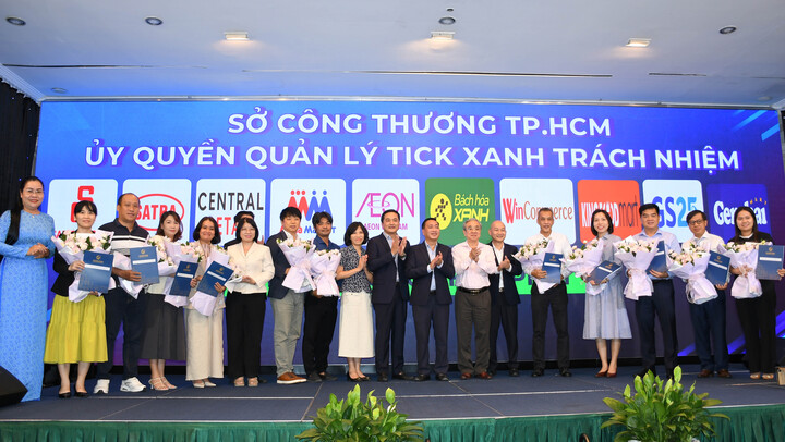 Ông Phạm Thành Kiên - Phó Chủ tịch Thường trực HĐND TP. Hồ Chí Minh và Giám đốc Sở Công Thương TP. Hồ Chí Minh Bùi Tá Hoàng Vũ trao giấy ủy quyền quản lý Tick xanh trách nhiệm cho các doanh nghiệp bán lẻ lớn. Ảnh: Minh Khuê.