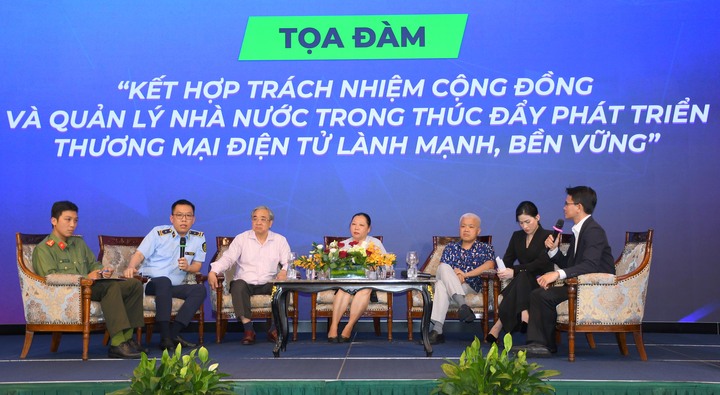 Các đại biểu thảo luận, chia sẻ kinh nghiệm về kết hợp trách nhiệm cộng đồng và quản lý nhà nước trong thúc đẩy thương mại điện tử lành mạnh tại phiên tọa đàm trong khuôn khổ hội nghị. Ảnh: Minh Khuê.