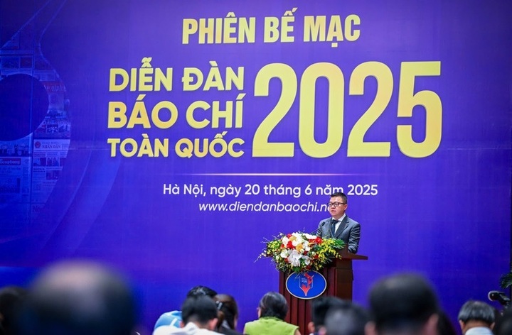 Ông Lê Quốc Minh, Phó ban Tuyên giáo và Dân vận Trung ương, Chủ tịch Hội Nhà báo Việt Nam, Tổng biên tập báo Nhân dân phát biểu bế mạc diễn đàn. Ảnh: Thành Đạt