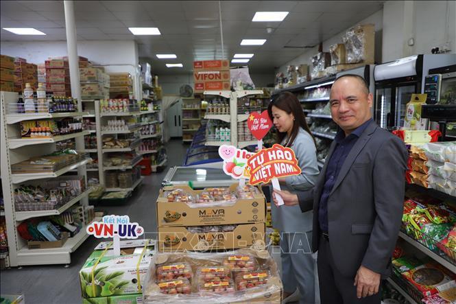 Trong tuần lễ vải, các siêu thị Việt tại London trưng các poster quảng bá chất lượng vải Việt Nam. Ảnh: Phong Hà/PV TTXVN tại Anh