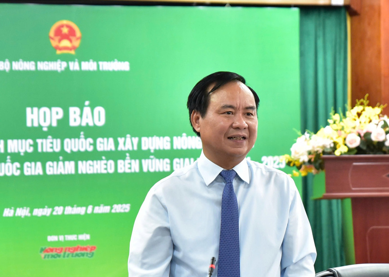 Thứ trưởng Bộ Nông nghiệp và Môi trường Võ Văn Hưng phát biểu tại buổi họp báo