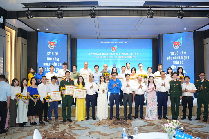 Các nhóm tác giả đoạt giải chụp ảnh cùng các đồng chí Bùi Quang Huy, Ủy viên dự khuyết Trung ương Đảng, Bí thư thứ nhất Trung ương Đoàn; Nguyễn Phạm Duy Trang, Bí thư Trung ương Đoàn, Chủ tịch Hội đồng Đội Trung ương