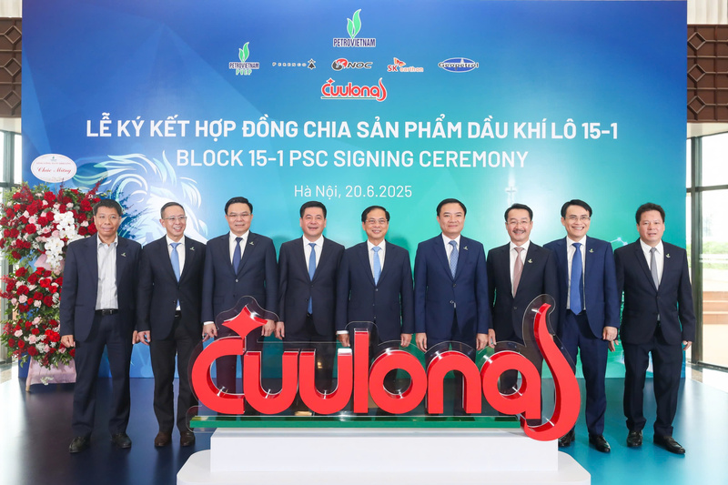Phó Thủ tướng Chính phủ, Bộ trưởng Bộ Ngoại giao Bùi Thanh Sơn, Bộ trưởng Bộ Công Thương Nguyễn Hồng Diên cùng lãnh đạo Petrovietnam và các đối tác