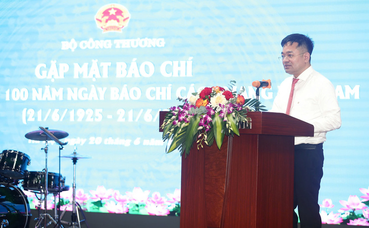 Tổng Biên tập Báo Công Thương Nguyễn Văn Minh phát biểu tham luận về vai trò của báo chí ngành Công Thương trong thời gian qua
