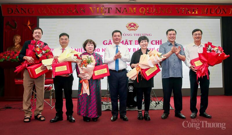 Bộ trưởng Nguyễn Hồng Diên trao quà cho các đơn vị thông tấn, báo chí thuộc Bộ. Ảnh: Cấn Dũng