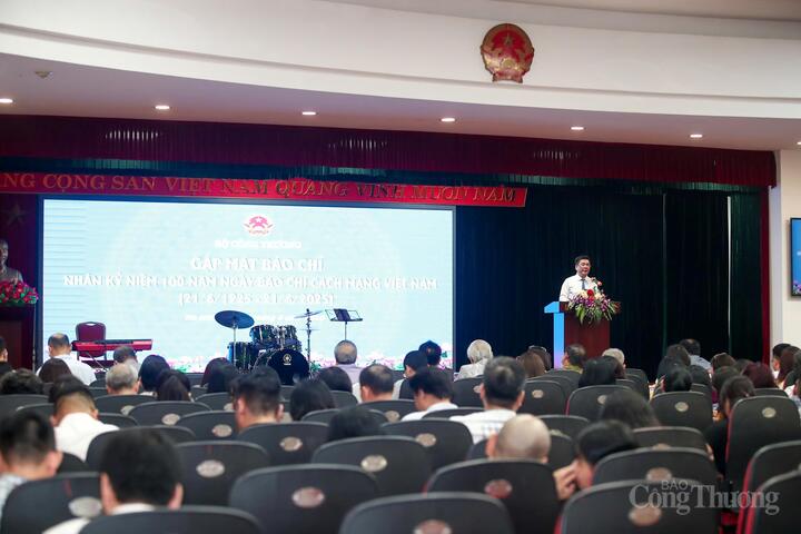 Bộ Công Thương đã tổ chức buổi gặp mặt các nhà báo, phóng viên, biên tập viên, những người đang làm công tác báo chí, truyền thông của Bộ, của ngành Công Thương. Bộ trưởng Bộ Công Thương Nguyễn Hồng Diên chủ trì buổi gặp mặt.
