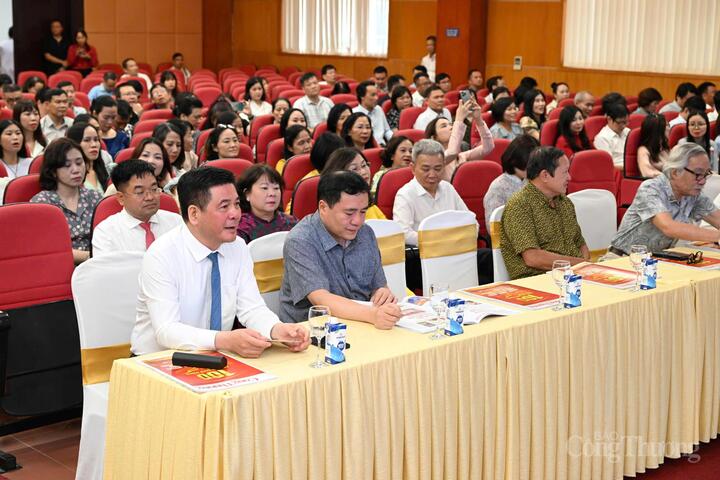 Cùng dự có Thứ trưởng Bộ Công Thương Nguyễn Sinh Nhật Tân, nguyên lãnh đạo các cơ quan báo chí; cùng hơn 230 công chức, viên chức, phóng viên, nhà báo, người lao động đang công tác tại 5 cơ quan báo chí truyền thông trong Bộ Công Thương.