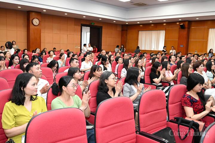 Nhấn mạnh, một trăm năm không chỉ là dịp để tự hào, mà còn là thời khắc để nhìn lại và bước tiếp hành trình mới với nhận thức rõ và sâu sắc các chỉ đạo của Lãnh đạo Bộ và Bộ trưởng Bộ Công Thương, Tổng Biên tập Nguyễn Văn Minh nêu rõ: Các cơ quan báo chí, truyền thông cần phải có sự chuyển mình mạnh mẽ và toàn diện. Đồng thời quán triệt đầy đủ các nội dung chỉ đạo của Bộ trưởng tập trung triển khai tốt một số nhiệm vụ.