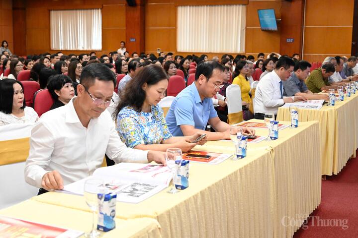 "Đặc biệt, thời gian vừa qua, báo chí ngành Công Thương đã thực hiện tốt phương châm: Đi trước để dẫn đường, mở lối; đi cùng để tuyên truyền, vận động; và đi sau để tổng kết, rút kinh nghiệm. Từ đó, không chỉ phản ánh mà còn tham gia phản biện, lý giải, góp phần định hướng thông tin, nâng cao nhận thức, tạo đồng thuận xã hội trong việc triển khai các nhiệm vụ chính trị của ngành", Bộ trưởng Nguyễn Hồng Diên khẳng định.
