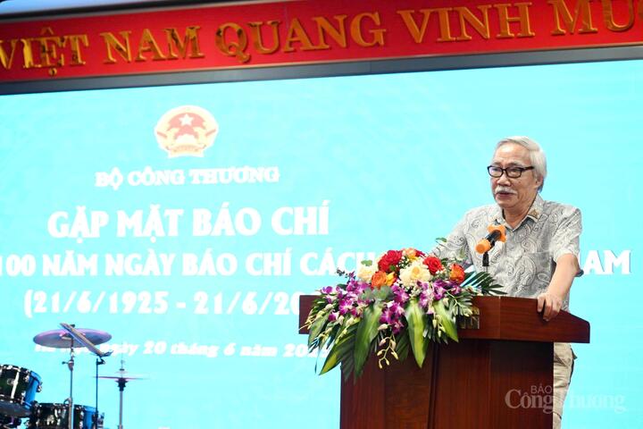 Phát biểu tại buổi gặp mặt, nguyên Tổng Biên tập Báo Công Thương Bùi Đức Khiêm nhớ lại, lịch sử của báo ngành Công Thương vốn có từ thời rất sớm, như đã được nhắc đến, từ tờ Tạp chí Kinh tế Việt Nam thời kỳ đầu, sau đó tách ra thành báo Thương mại, rồi đến báo Công Thương ngày nay. Đây là cả một quá trình dài, nhiều thế hệ đã nối tiếp nhau dựng xây, gìn giữ và phát triển.