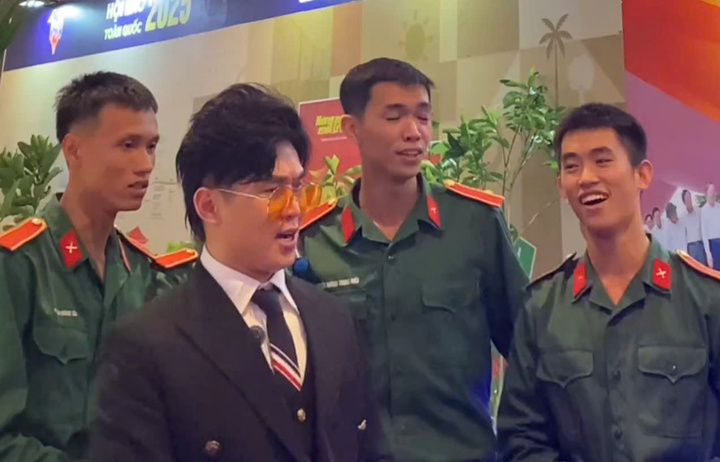 Ca sĩ Du Thiên đã mang đến không khí sôi nổi và đầy xúc cảm khi thể hiện những ca khúc cách mạng, ca ngợi quê hương