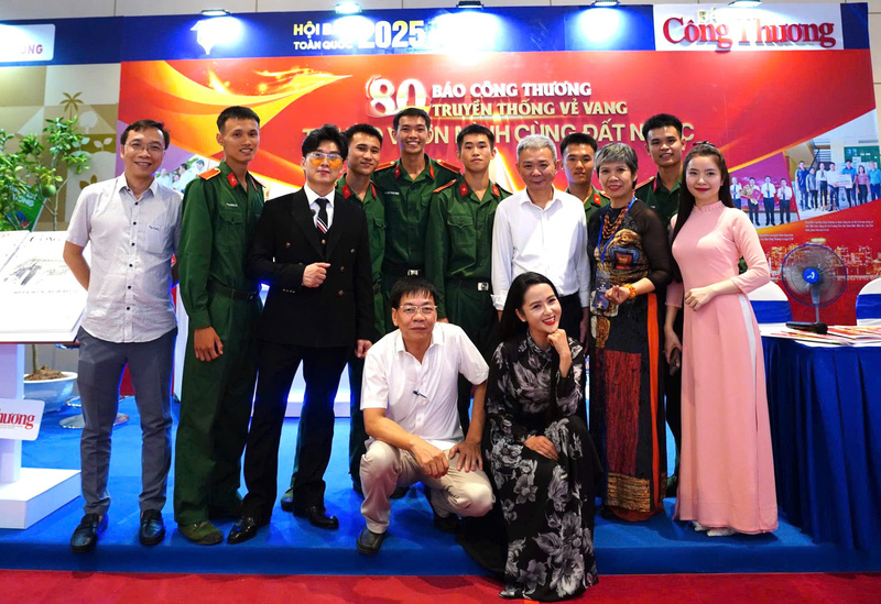Ca sĩ Du Thiên và các bạn đọc tại gian trưng bày của Báo Công Thương