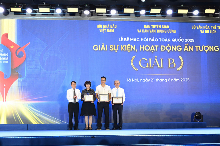 Ban Tổ chức trao Giải B hạng mục Sự kiện, hoạt động ấn tượng. Ảnh: Cấn Dũng