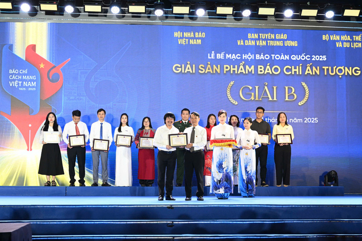 Ban Tổ chức trao giải B hạng mục Sản phẩm báo chí ấn tượng. Ảnh: Cấn Dũng