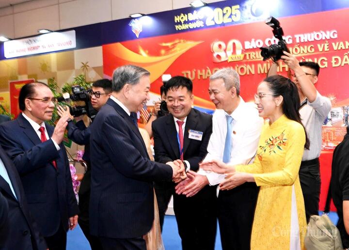 Trước khi lễ kỷ niệm diễn ra, Tổng Bí thư Tô Lâm cùng lãnh đạo, nguyên lãnh đạo Đảng, Nhà nước, đã tham quan các gian trưng bày của các cơ quan báo chí tại Hội Báo toàn quốc 2025; trong đó có gian trưng bày của Báo Công Thương.