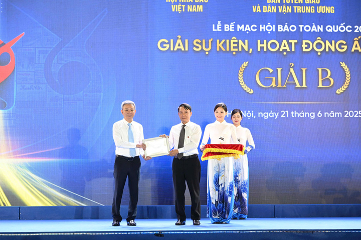 Đồng chí Nguyễn Tiến Cường, Phó Tổng biên tập Báo Công Thương nhận giải B hạng mục Sự kiện, hoạt động ấn tượng. Ảnh: Cấn Dũng